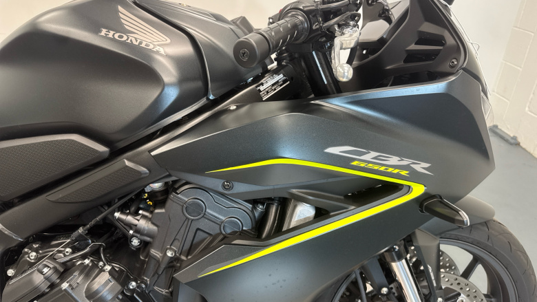 24MY Honda CBR650R E-Clutch